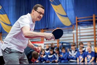 Premier Mateusz Morawiecki na treningu tenisa stołowego dzieci w Bydgoszczy