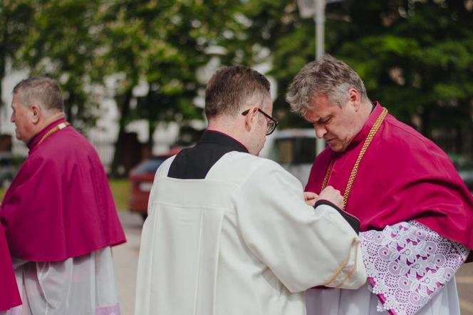 Kanoniczne objęcie diecezji sosnowieckiej przez bp. Artura Ważnego. "Dał się poznać jako odważny"