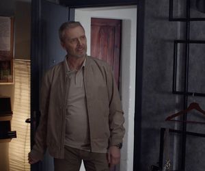 M jak miłość odc. 1874 po wakacjach. nowy wróg Chodakowskich, Brzeziński (Grzegorz Kowalczyk)