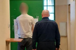 Trzech zbirów rzuciło się na ofiarę. Dwóch było ściganych, czeka ich więzienie