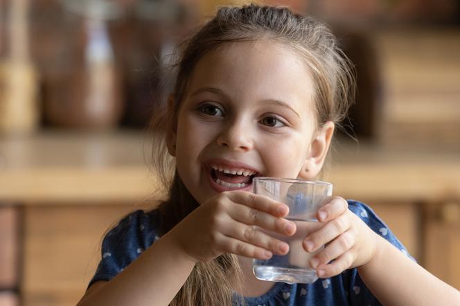 Jak zachęcić dziecko do picia wody? Co, gdy kilkulatek odmawia picia wody?