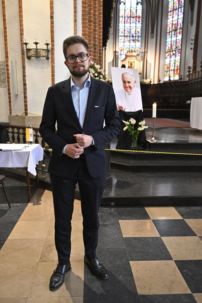 Warszawa żegna papieża Franciszka. Poruszające wpisy w Archikatedrze