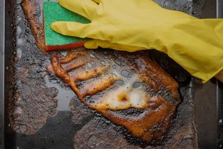 Dodaję 70 g i czyszczę blachę piekarnika. Spalenizna i tłuszcz szybko znikają. Bezpieczny i skuteczny sposób na czyszczenie blachy piekarnika