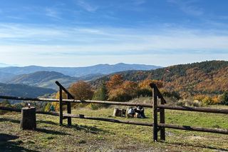 Małopolskie pasmo górskie zachwyca jesiennym pięknem. Ukryta perełka z widokiem na tatry 