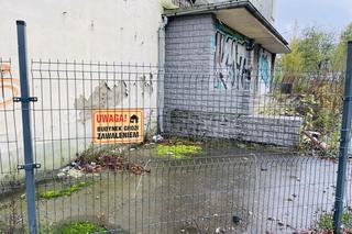 Plac zabaw obok budynku zagrożonego zawaleniem. Czy dzieciom grozi niebezpieczeństwo?