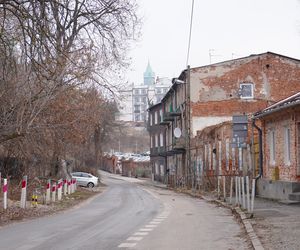 Na chodnik sypie się gruz. „Ruiny budynków wyglądają jakby właśnie w Lublinie skończyły się działania wojenne”. Co na to ratusz?