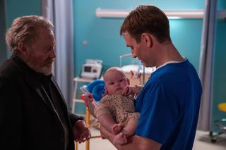 Na dobre i na złe odc. 917. Michał (Mateusz Janicki), Cezary (Daniel Olbrychski), mały Czarek (Kajetan Szkopek)