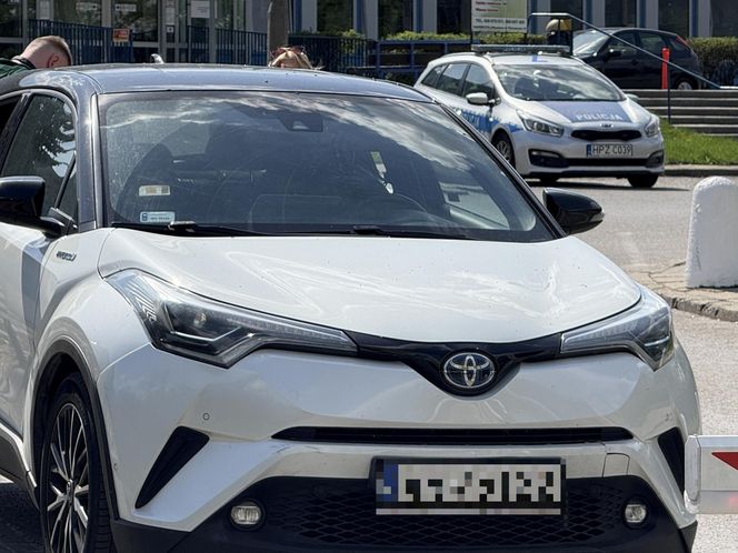 Kolizja na szpitalnym parkingu w Warszawie. Alkomat oszalał! Kierująca miała prawie 4 promile 