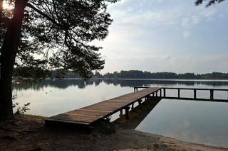 Spokojne wrześniowe popołudnie nad Jeziorem Bialskim w Białce