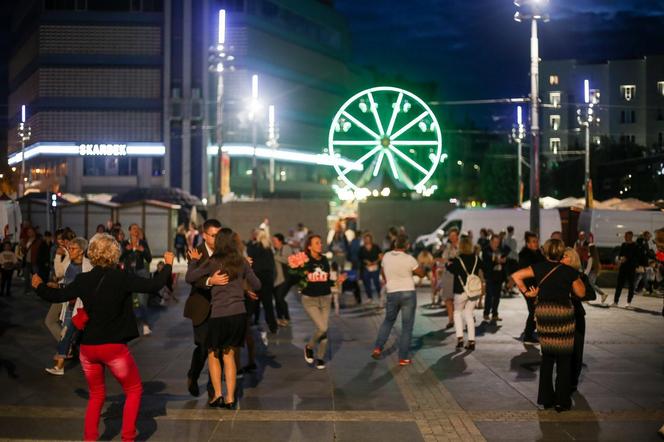 Roztańczony Wyspiański: Tłum szalał na placu przed Teatrem Śląskim w sercu Katowic