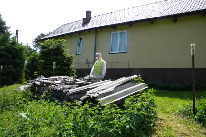 Kolejne azbestowe dachy znikają z mapy regionu sądeckiego 