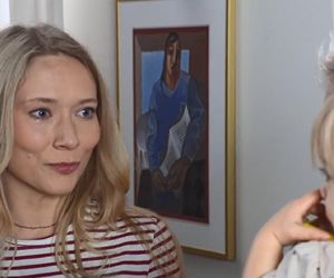 Na Wspólnej odc. 3961. Łucja Agier (Magdalena Kaczmarek), matka Anny Kolendy - Teresa Boska (Sylwia Wysocka), Ania (Kornelia Krynicka)