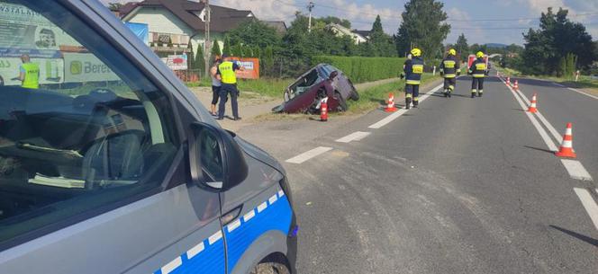 Kierowca uderzył w betonowy przepust. W samochodzie było 7-miesięczne dziecko! [ZDJĘCIA]