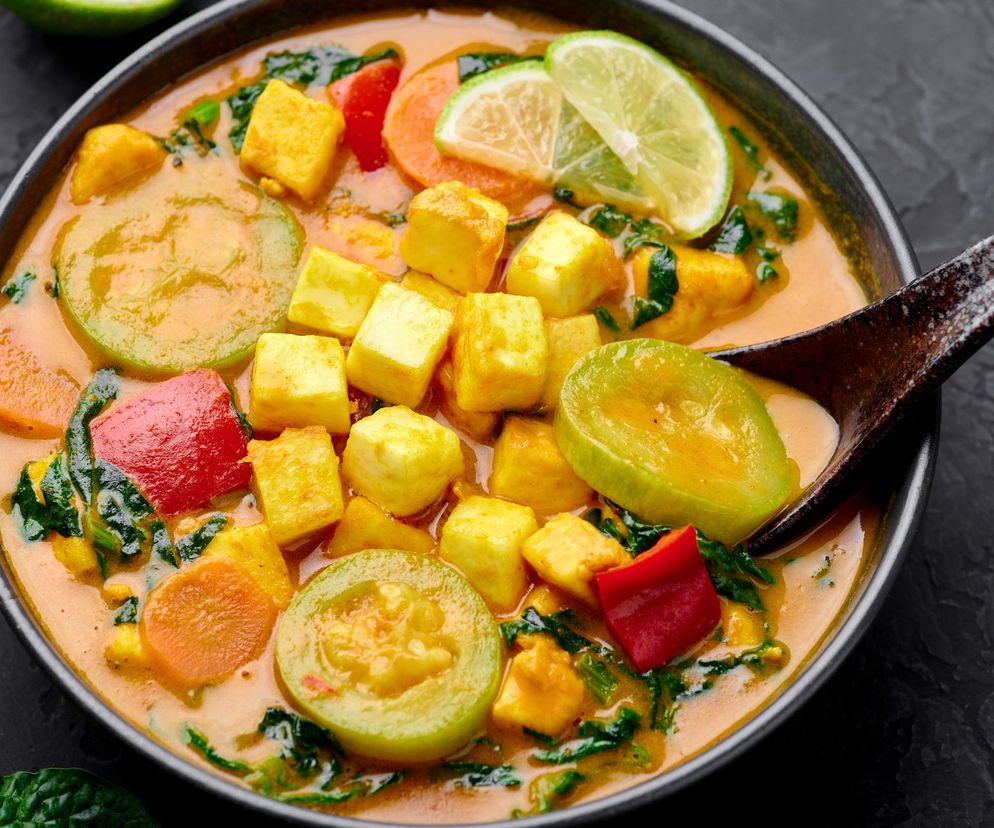 Tofu z warzywami w sosie teriyaki. Sycący posiłek bez mięsa w azjatyckim stylu 