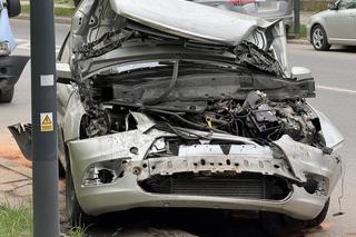 Totalna masakra na Pradze-Południe. Sześć rozbitych pojazdów na poboczu 	