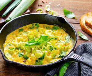 Zamiast cebuli do jajecznicy dodaję to warzywo. W kilka minut robię doskonałe śniadanie na ciepło 