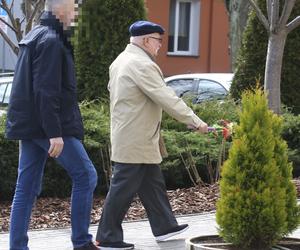 Lech Wałęsa z palemką na mszy w kościele