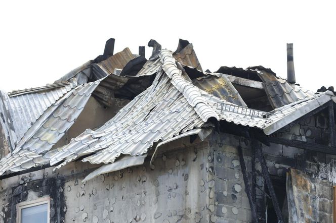 Blok przy ul. Powstańców w Ząbkach po pożarze