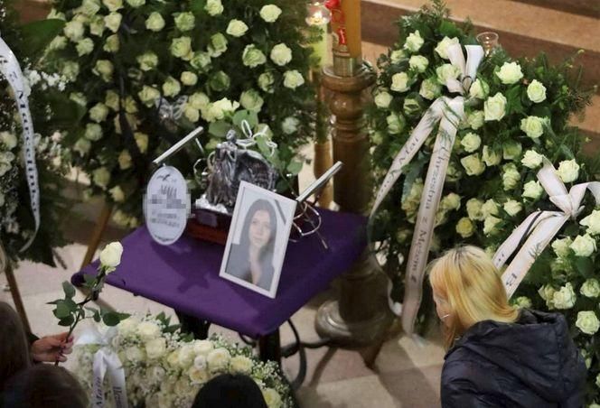 Tłumy na pogrzebie tragicznie zmarłej Mai. Kościół w Działdowie wypełniony po brzegi