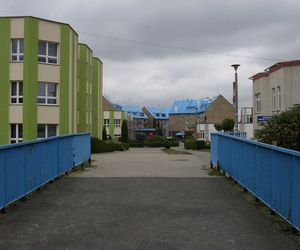 To jedyne osiedle w Małopolsce z niebieskimi dachami. Miejscowi nazywają je „Smerfami” 