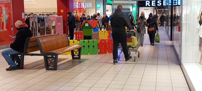 Krakowianie rzucili się na zakupy w ostatni dzień przed lockdownem. Tłumy w galeriach!