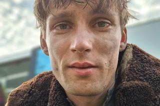 Filip Gurłacz (Robert Wroński w M jak miłość) na planie filmu Czerwone maki	