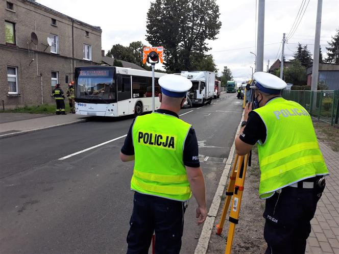 Wypadek w Wieszowej. Sześć osób rannych w zderzeniu ciężarówki z autobusem [ZDJĘCIA]