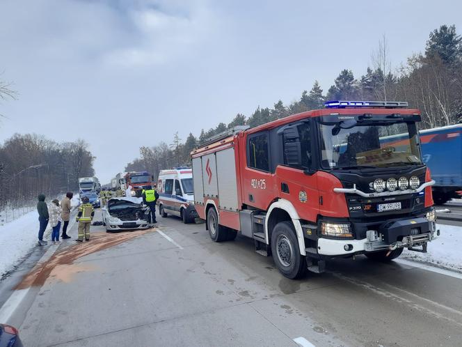 Dwie osobówki zderzyły się na autostradzie A4. Droga w kierunku Wrocławia zablokowana