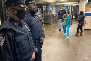 Policjanci wychodzą zza biurek