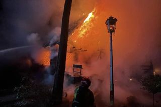 Pożar drewnianego domu pod Legionowem. Jedna osoba poważnie poparzona