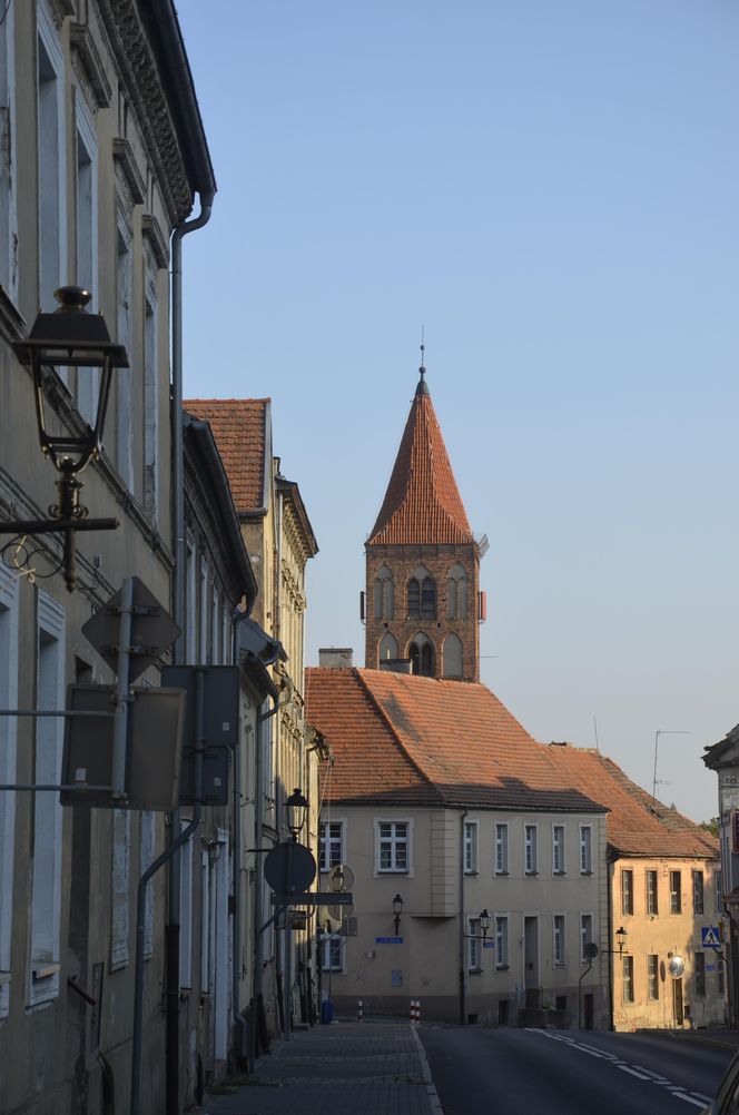 Chełmno, Widok na szkołę Kadetów (XVII w.),  w tle wieża Kościała Garnizonowego