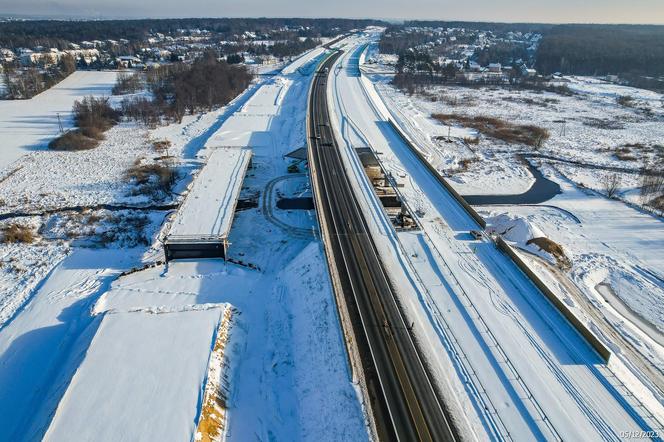 Autostrada A2 do Siedlec z lotu ptaka w ziomowej scenerii 