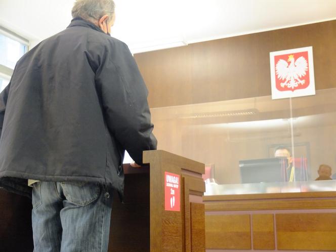 CHCIAŁ ZABIĆ WŁASNĄ MATKĘ!  KRZYSZTOF W. RZUCIŁ SIĘ NA STARUSZKĘ Z SIEKIERĄ, BO NIE CHCIAŁA MU POMÓC