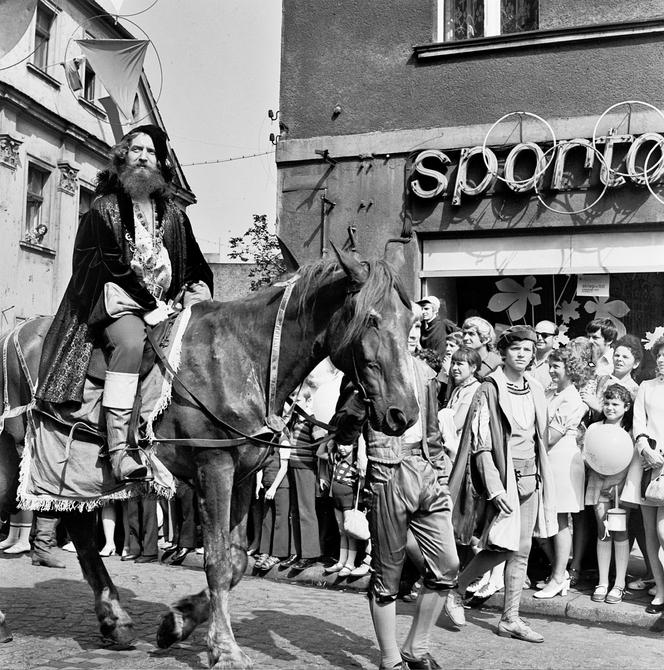 Pochód gwarkowski w latach 60. i 70.  Ale stroje! 