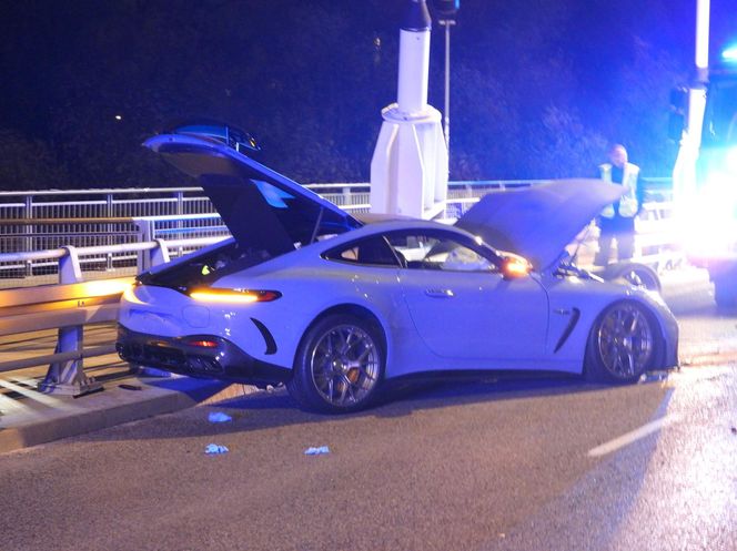 Sportowy mercedes warty 1,5 miliona roztrzaskany na moście Świętokrzyskim