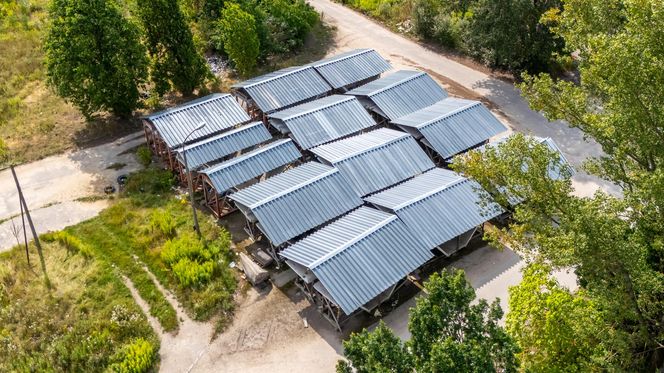 Elementy rozebranego pawilonu „Emilia” przechowywane na Białołęce w Warszawie