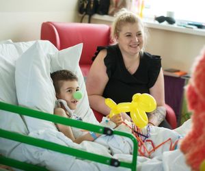 Uśmiech rodzica = siła dziecka.  Fundacja zwraca uwagę na emocje opiekunów hospitalizowanych dzieci