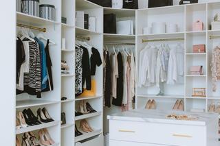 Garderoba w domu. Jak urządzić praktyczną garderobę? Inspiracje