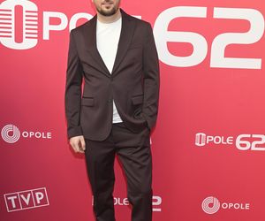 Konferencja prasowa 62. edycji Krajowego Festiwalu Polskiej Piosenki w Opolu. Tłum gwiazd na czerwonym dywanie