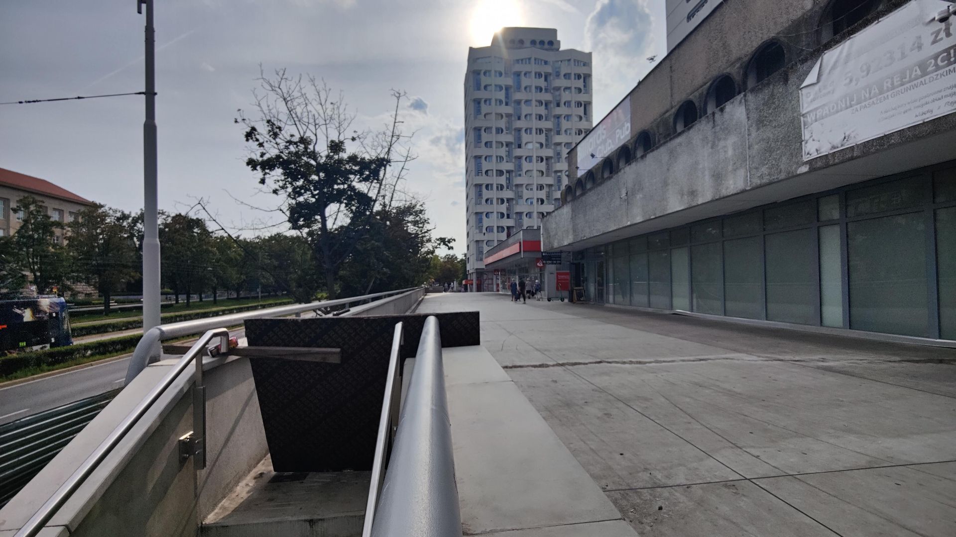 Remont esplanady przy Sedesowcach we Wrocławiu