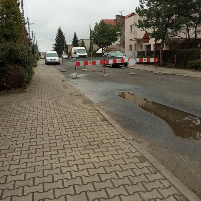 Poznań. Potężna dziura w drodze! Niebezpieczeństwo wisiało w powietrzu 