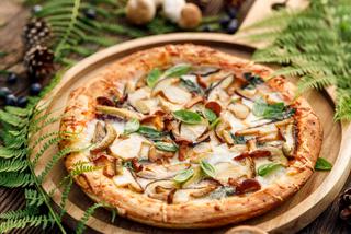 Pizza z grzybami leśnymi: przepis na pizza bianca z borowikami i kurkami