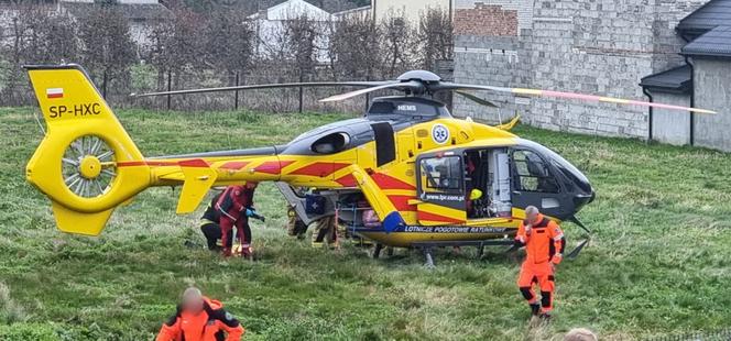 Wielki pożar domu w Glinkach pod Otwockiem. Poparzoną kobietę zabrał śmigłowiec LPR