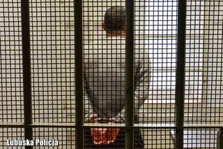 Próbował włamać się do komendy policji w Żarach! Gdy się nie udało, zaatakował mundurowych śrubokrętem [ZDJĘCIA]. 