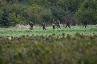 Służby pracują w Choinach w pow. świdnickim. Znaleziono tam szczątki rakiety