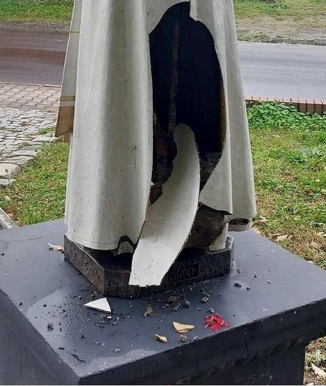 Zniszczona figura Jana Pawła II w Dębem