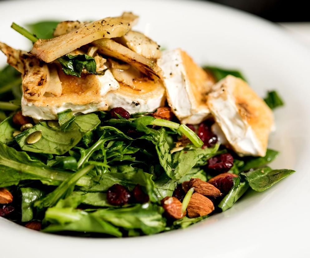 zielona sałatka z kozim serem