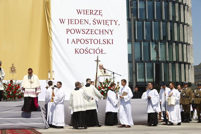 Ulicami przeszła centralna procesja Bożego Ciała. Wystrój ołtarzy nawiązuje do hasła „Wierzę w Kościół Chrystusowy”