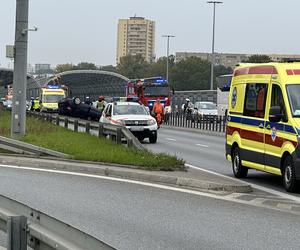 Wypadek na S8 w Warszawie, są ranni. Samochód dachował