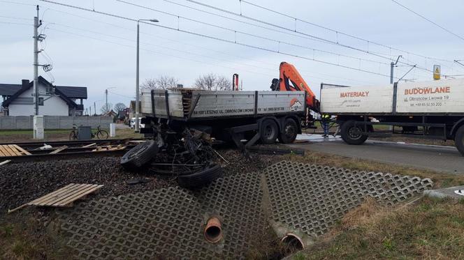 Tragedia na przejeździe kolejowym pod Rawiczem! Nie żyje kierowca ciężarówki [ZDJĘCIA]